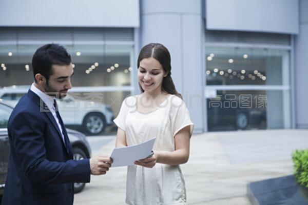车轮下的较量 销售员与年轻女客户的无声博弈